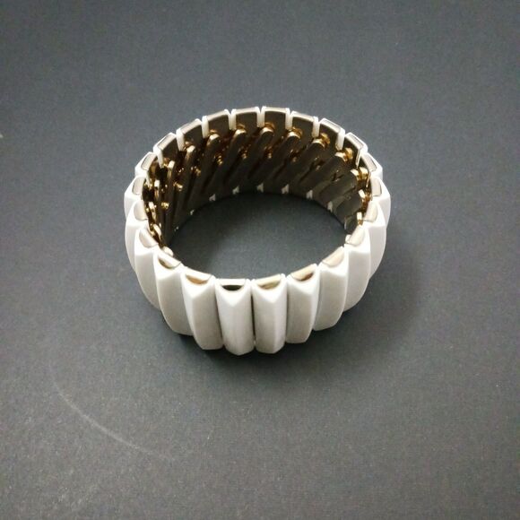 Signed Vintage Monet Braclet,white, Gold Tone. - Picture 2 of 4